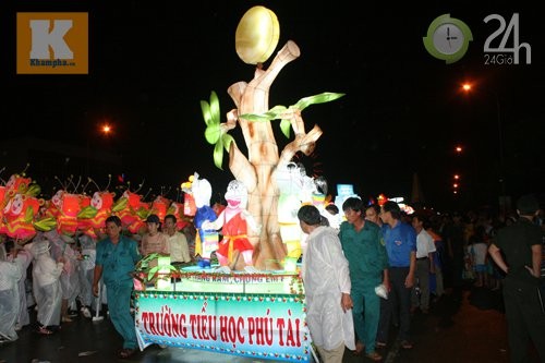 Đã thành truyền thống, lễ hội rước đèn được diễu hành qua các tuyến đường chính của trung tâm Tp. Phan Thiết
